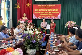 Đ/c Hoàng Thị Thu Phương trao quyết định bổ nhiệm cho tân hiệu trưởng trường Mầm non Nhân La- Cô Nguyễn Thị Ngọc Thu