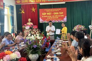Đ/c Nguyễn Thị Ngọc nhận Quyết định nghỉ hưu theo chế độ