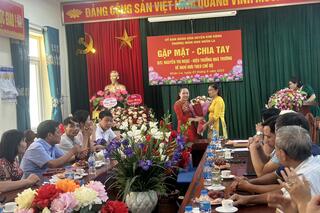 Đ/c Nguyễn Thị Ngọc Thu- hiệu trưởng nhà trường lên tặng hoa và quà cho đ/c Nguyễn Thị Ngọc